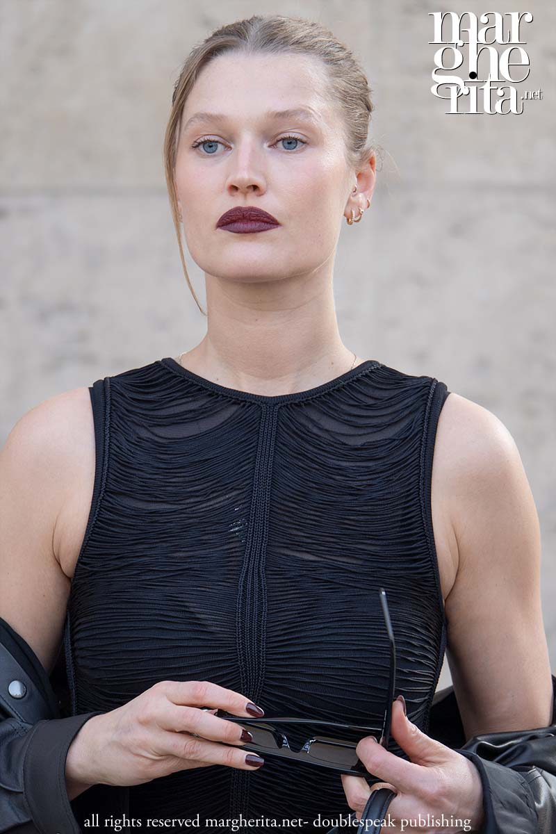Tendenze unghie 2026: cosa porta il pubblico della moda (colori e forme dello smalto) - Photo Charlotte Mesman