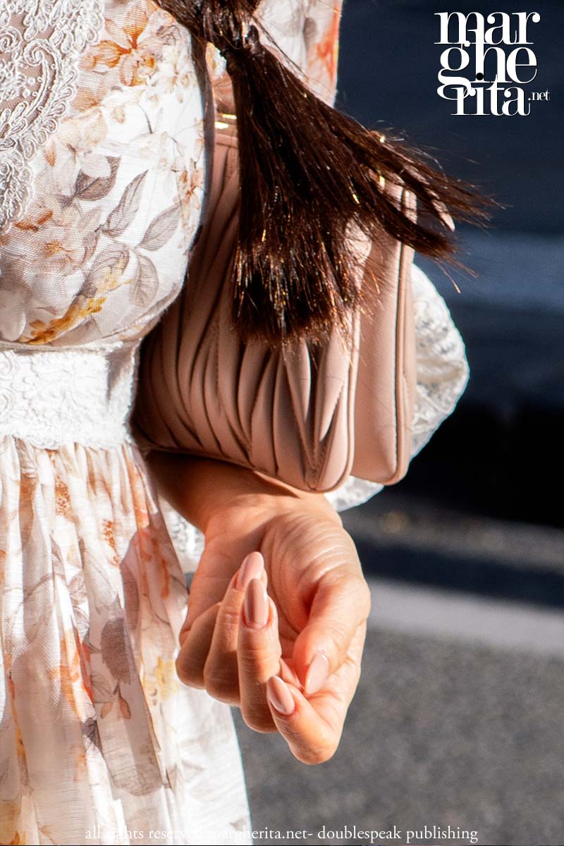 Tendenze unghie 2026: cosa porta il pubblico della moda (colori e forme dello smalto) - Photo Charlotte Mesman