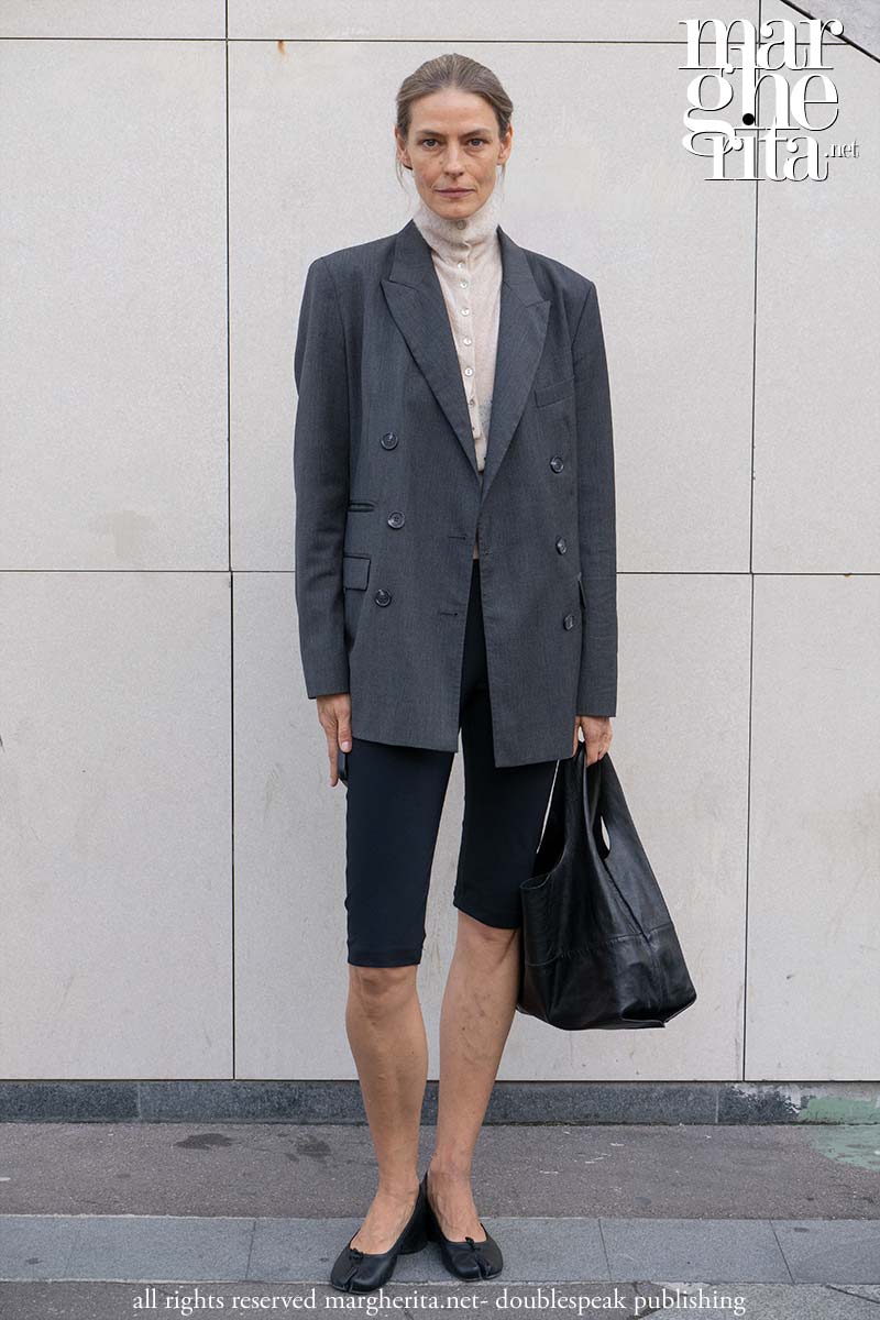Moda donna over 50: casual chic per l’autunno-inverno 2026-2027 - Photo Charlotte Mesman