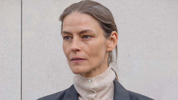 Moda donna over 50: casual chic per l’autunno-inverno 2026-2027 - Photo Charlotte Mesman