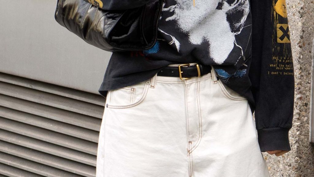 I jeans bianchi nello street style per le giornate di sole autunnali - Photo Charlotte Mesman